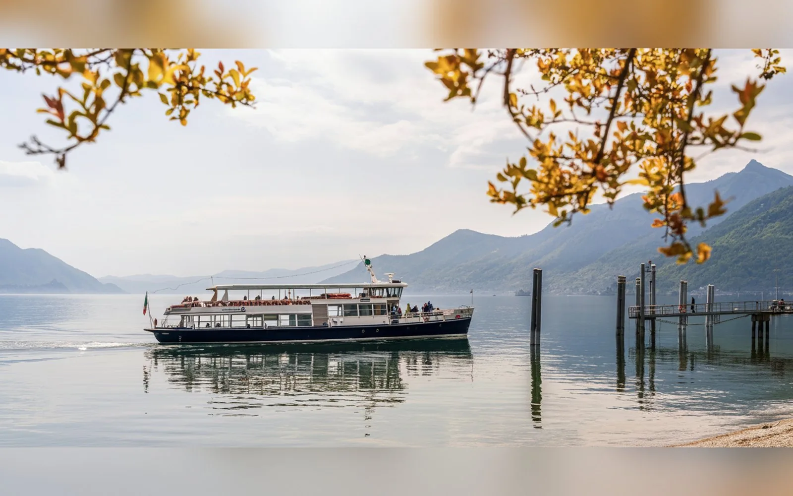 Il battello di linea ormeggiato all'imbarcadero sul Lago Maggiore