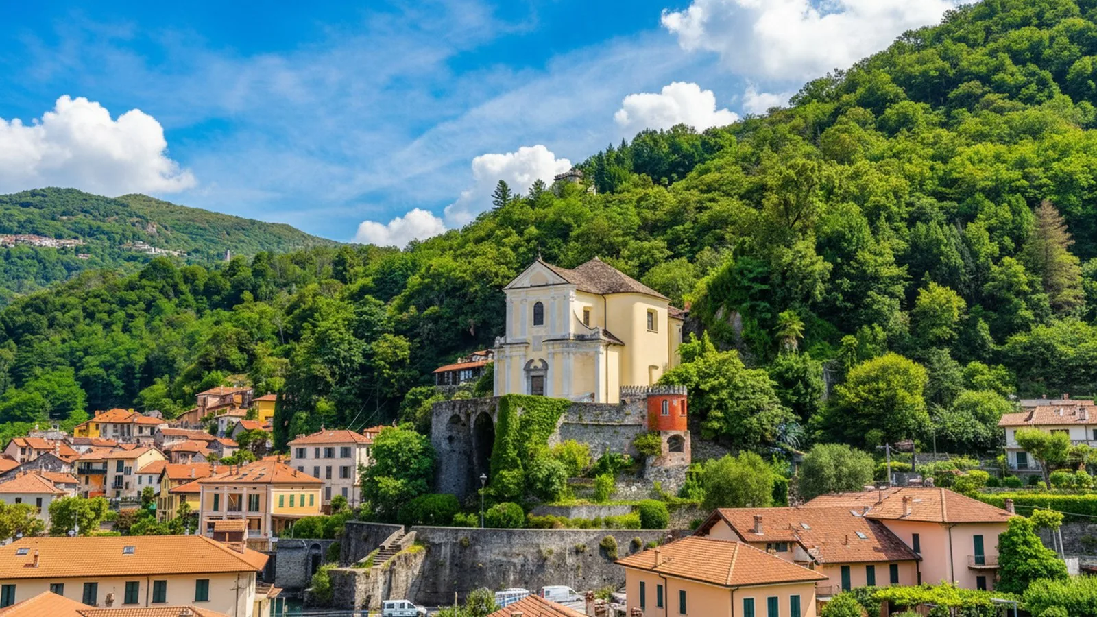 Il nucleo di Maccagno visto dall'alto, con i tetti del borgo e il campanile sopra il lago