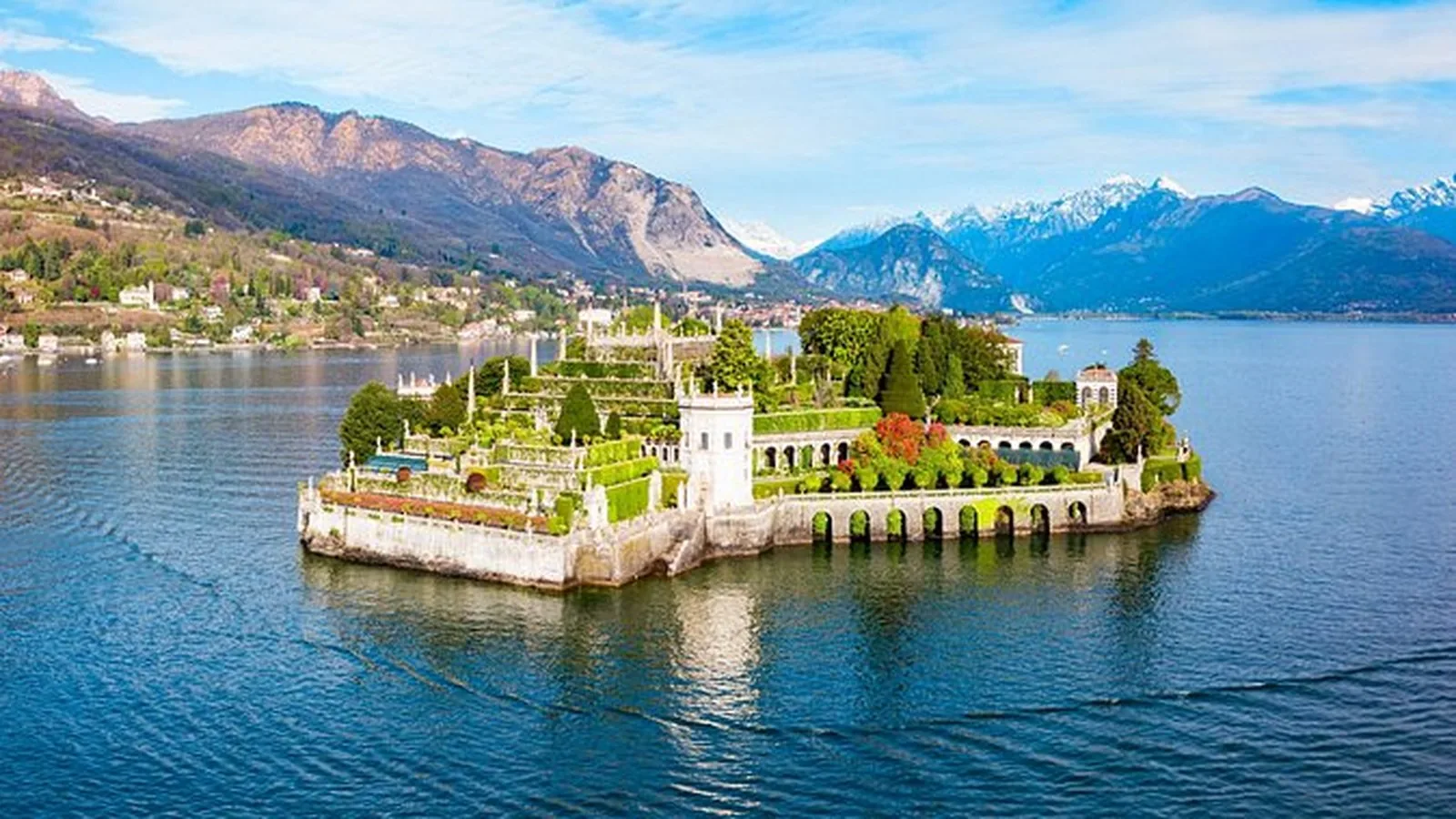 Isola Bella vista dal lago, con i giardini terrazzati del palazzo Borromeo