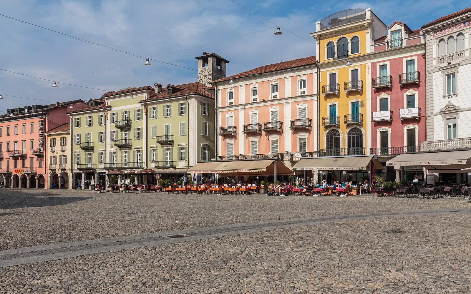 I portici e le facciate colorate di Piazza Grande a Locarno