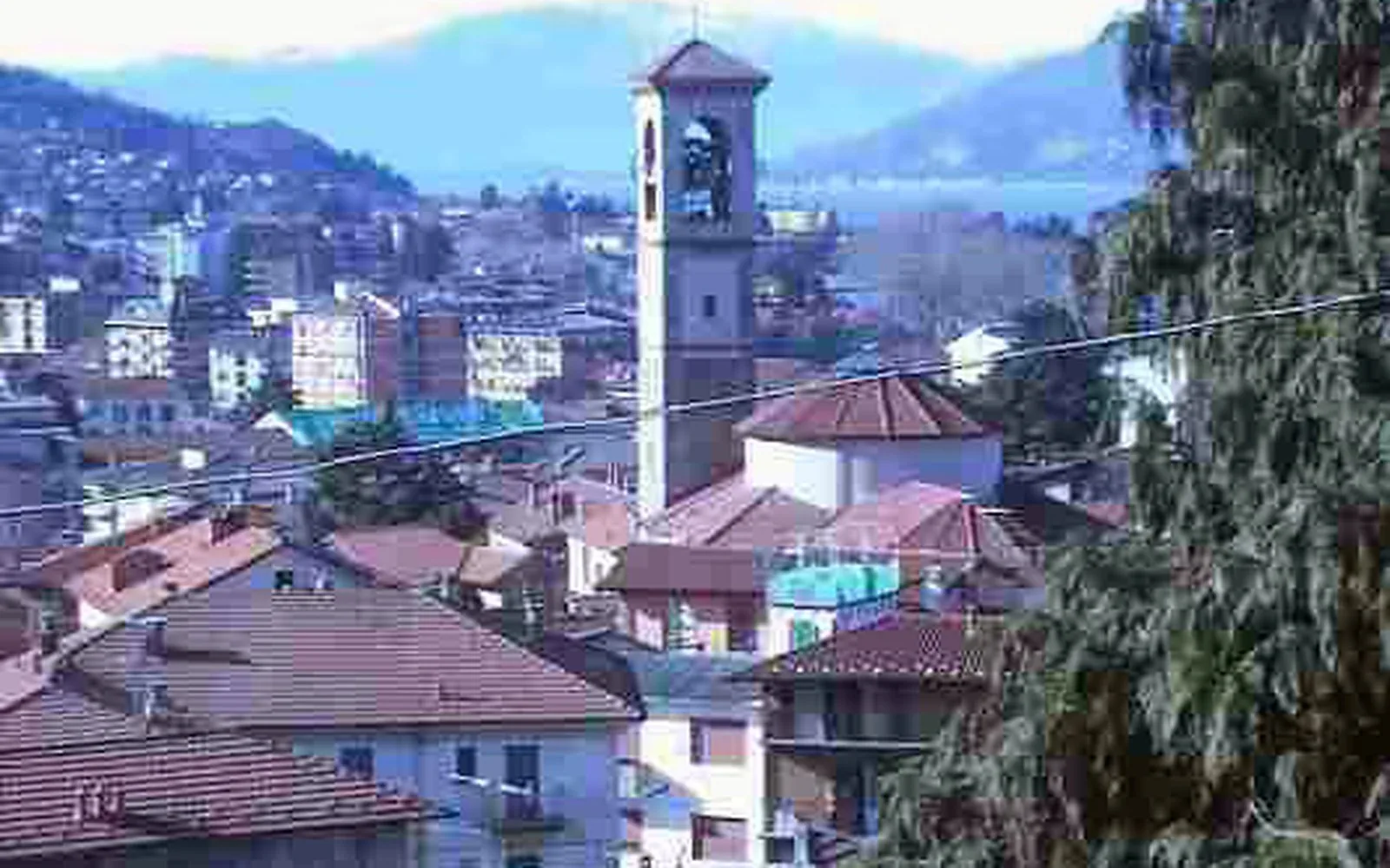 I tetti del centro di Luino con il campanile, sullo sfondo delle montagne del Verbano