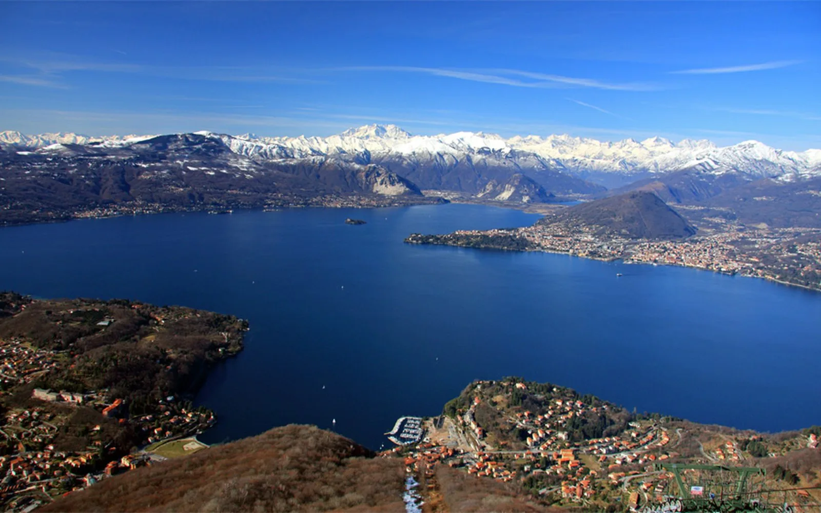Il Lago Maggiore visto dall'alto con le cime innevate delle Alpi sullo sfondo
