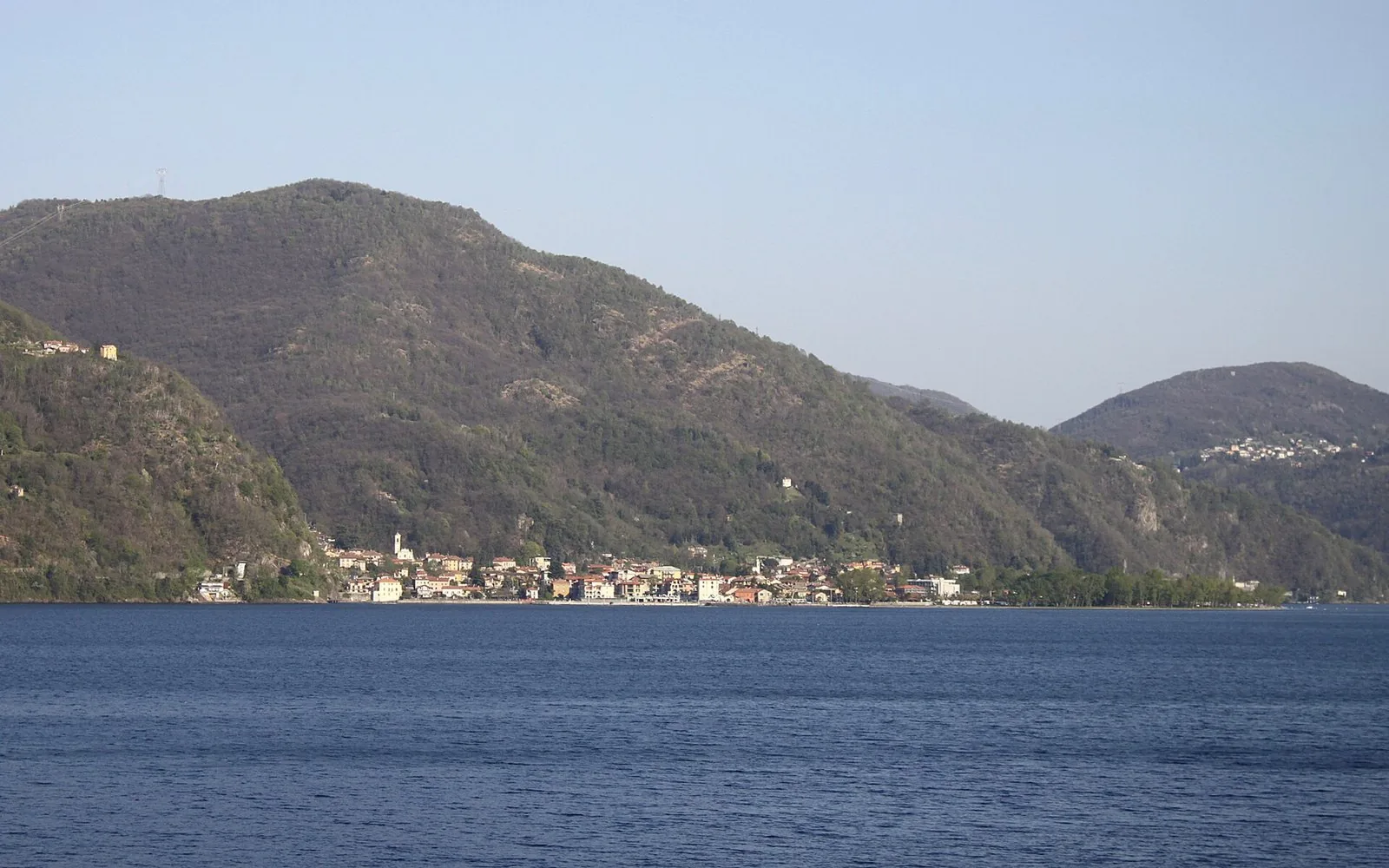 Il promontorio di Maccagno affacciato sul Lago Maggiore visto dall'acqua