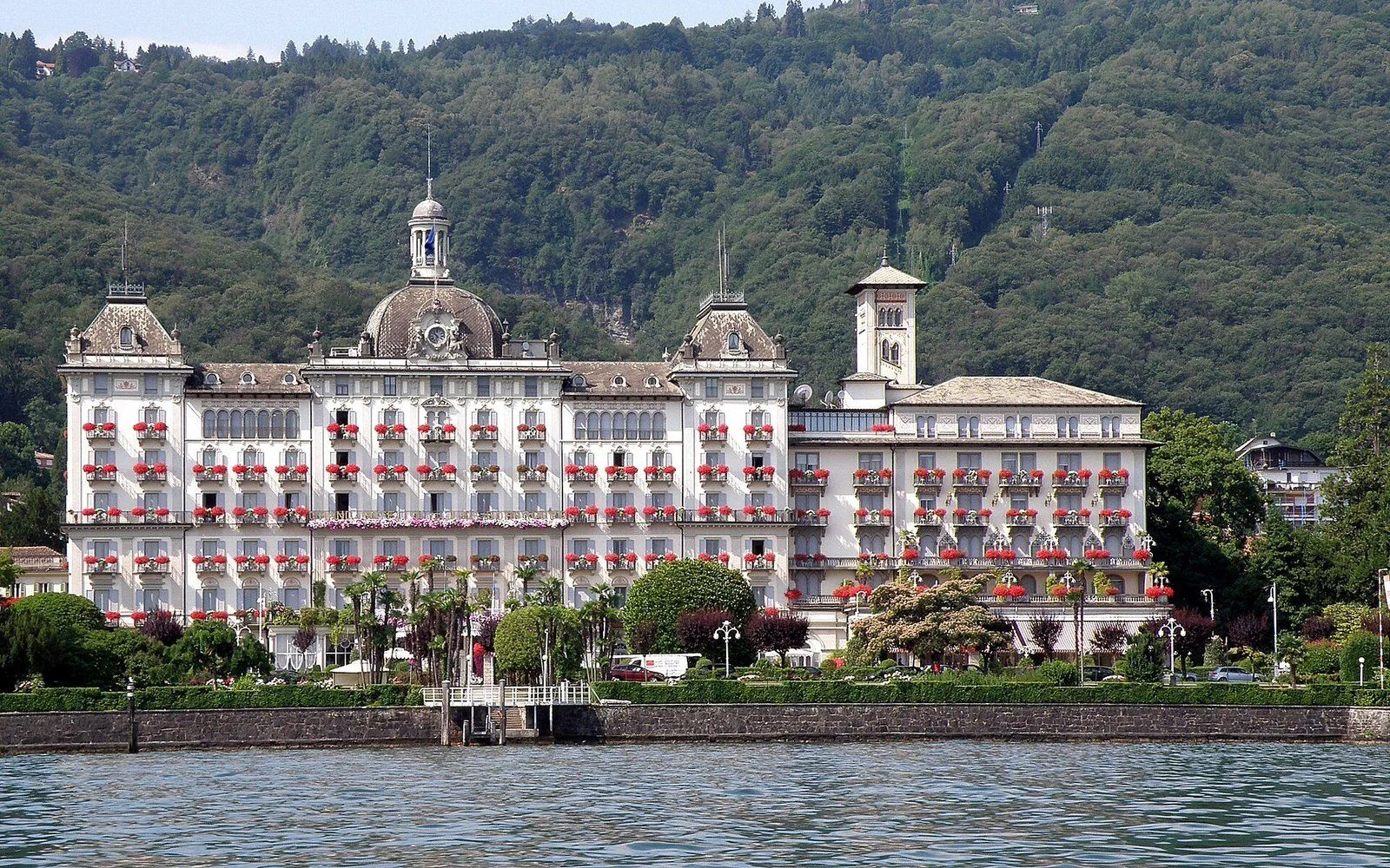 Il fronte lago di Stresa con il Grand Hotel affacciato sul Verbano
